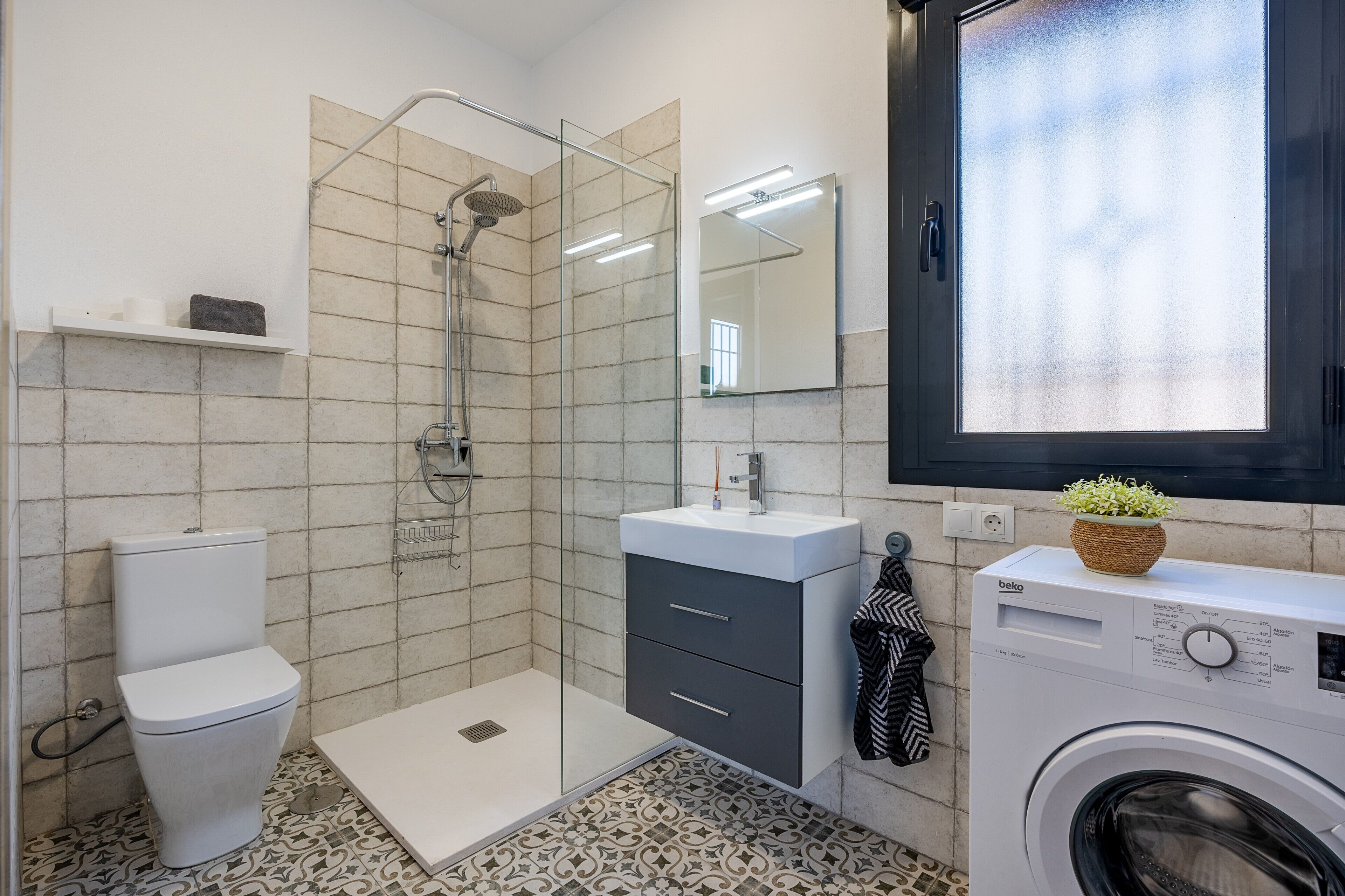 Een douche, een haardroger, handdoeken