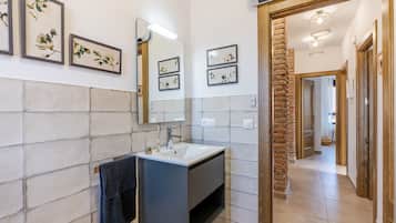 Ducha, secador de pelo, toallas