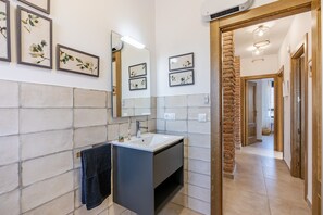 Een douche, een haardroger, handdoeken