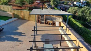 A rooftop patio with a barbecue area, a pool, and a view of a vineyard and mountains. - Country House "Eralta" with Mountain View, Private Pool & Wi-Fi (Dúrcal)