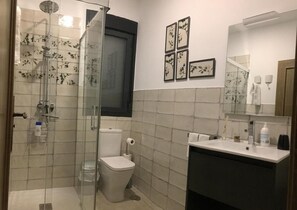 Shower, hair dryer, towels - Country House "Eralta" with Mountain View, Private Pool & Wi-Fi (Dúrcal)