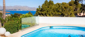 Casa vacacional 'Trevol Suits' con vistas al mar, Wi-Fi y aire acondicionado