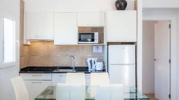 Frigorífico, microondas, placa de cocina y lavavajillas