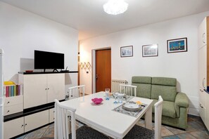 Dining - Apartment 'Casa Giola Omegna' with Balcony and Wi-Fi (Omegna)