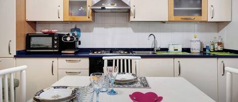 Kühlschrank, Mikrowelle, Ofen, Herdplatte