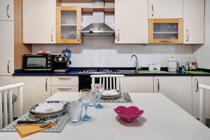 Fridge, microwave, oven, stovetop - Apartment 'Casa Giola Omegna' with Balcony and Wi-Fi (Omegna)