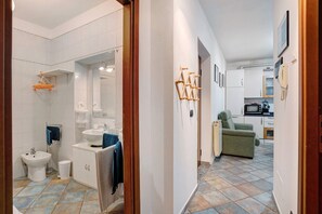 Bathtub, free toiletries, hair dryer, towels - Apartment 'Casa Giola Omegna' with Balcony and Wi-Fi (Omegna)