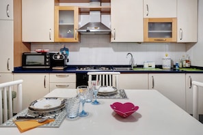 Fridge, microwave, oven, stovetop - Apartment 'Casa Giola Omegna' with Balcony and Wi-Fi (Omegna)