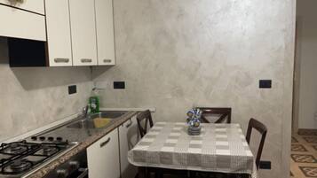 Kühlschrank, Mikrowelle, Herdplatte, Wasserkocher mit Kaffee-/Teezubehör