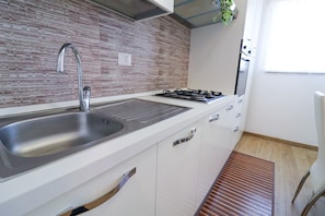 Frigorifero, forno, piano cottura, seggiolone