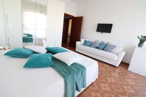 1 habitación, tabla de planchar con plancha, wifi gratis y ropa de cama 
