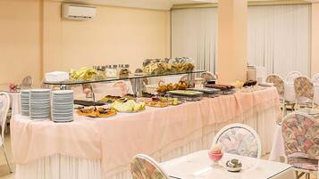 Café da manhã com buffet grátis todos os dias