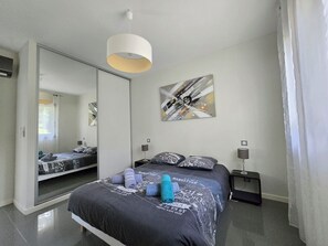 2 habitaciones, cuna de viaje, internet y ropa de cama