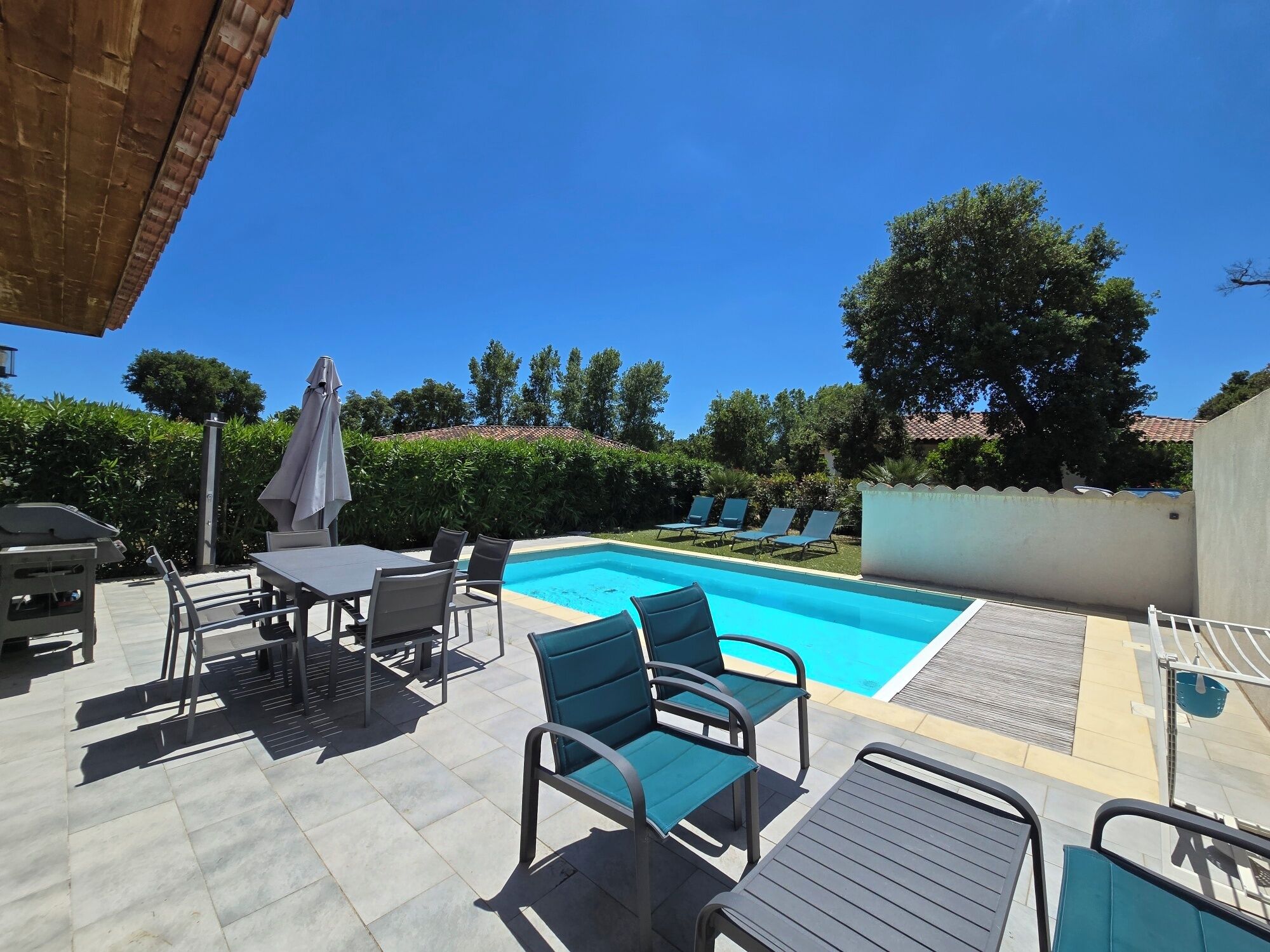 Utendørsbasseng og et oppvarmet basseng