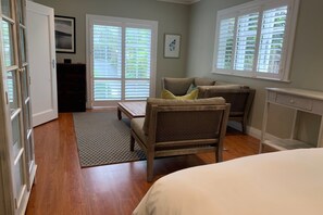 2 bedrooms, laptop workspace, iron/ironing board, bed sheets - Stylish 2 Bedroom Family Home With Balcony and Parking (Auckland)