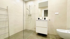 Shower, hair dryer, bidet, towels - Townhouse Bombarda (Lagos)