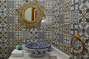 Shower, hair dryer, bidet, towels - Authentic and elegant Riad, nestled in the ramparts of the old medina. (Marrakech)