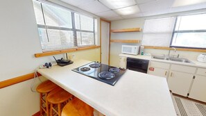 Een koelkast, een microgolfoven, een oven, een kookplaat