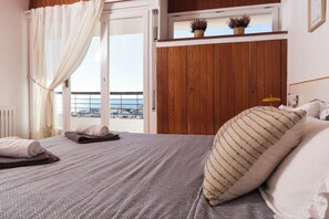 7 bedrooms, iron/ironing board, travel crib, WiFi - Spectacular Mediterranean house with sea views. Barcelona (Sant Pol de Mar)