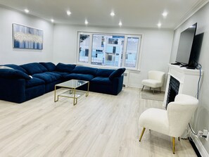 Flat-screen TV, fireplace, stereo