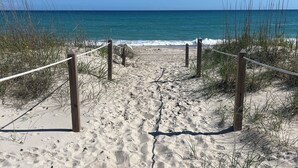 Aan het strand, ligstoelen aan het strand, strandlakens