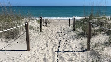 Am Strand, LiegestĂŒhle, StrandtĂŒcher