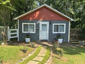 Exterior - Cozy Guest House cabin on 15 acre farm-stay Sanctuary (Jasper)