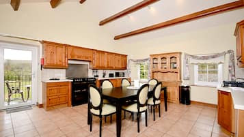 Basic Cottage | Private kitchen | Fridge, microwave, oven, stovetop
