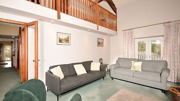 Basic Cottage | Living area | 32-inch Smart TV with digital channels