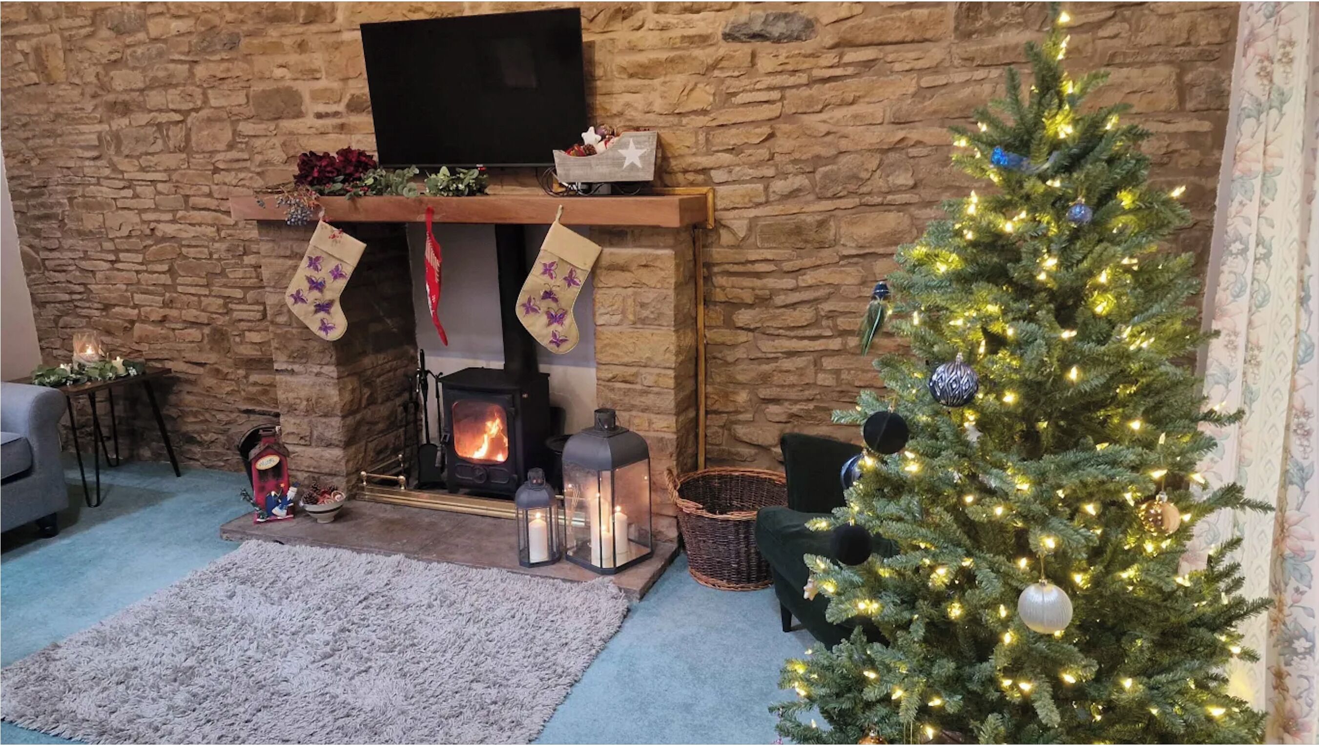 Småhus – basic | Oppholdsområde | En 32-tommers smart-TV med digitale kanaler