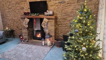 Småhus – basic | Oppholdsområde | En 32-tommers smart-TV med digitale kanaler