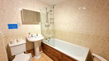 Casa de campo básica | Baño | Secadora de cabello, toallas, papel de baño