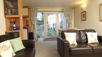 Basic Cottage | Living area | 32-inch Smart TV with cable channels