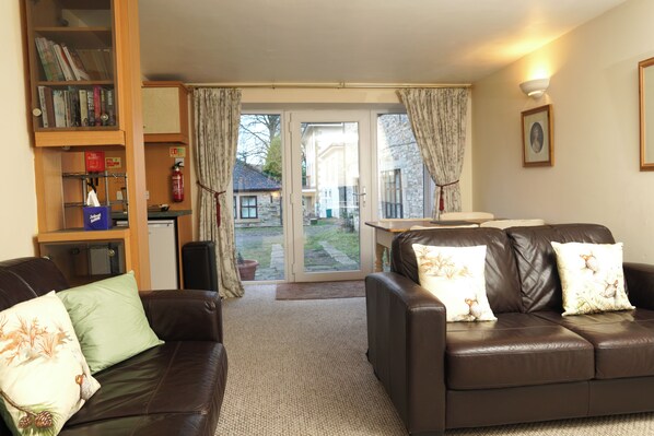 Cottage | Coin séjour | TV connectée de 32 pouces avec chaßnes par cùble