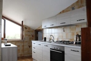 Kylskåp, mikrovågsugn, ugn och spishäll