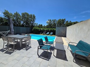 Utendørsbasseng og et oppvarmet basseng