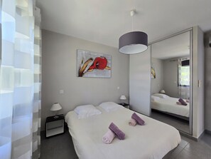 2 soverom, strykejern/-brett, reiseseng for barn og wi-fi (inkludert)