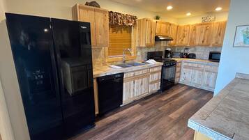 Frigorifero, microonde, forno, lavastoviglie