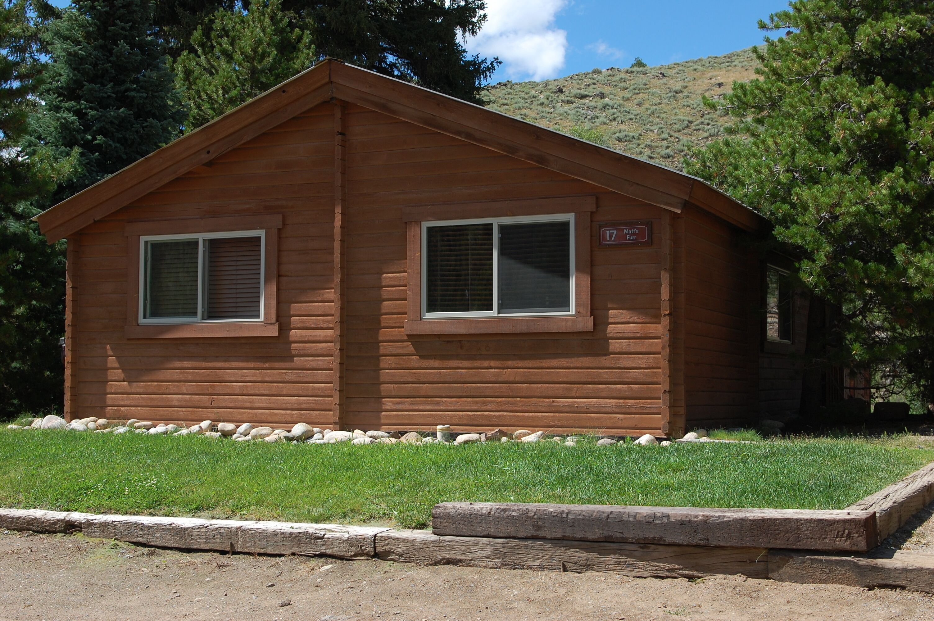 Beautiful 2 Bedroom Cabin on Taylor River with Private Hot Tub