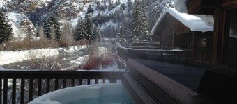 Beautiful 2 Bedroom Cabin on Taylor River with Private Hot Tub