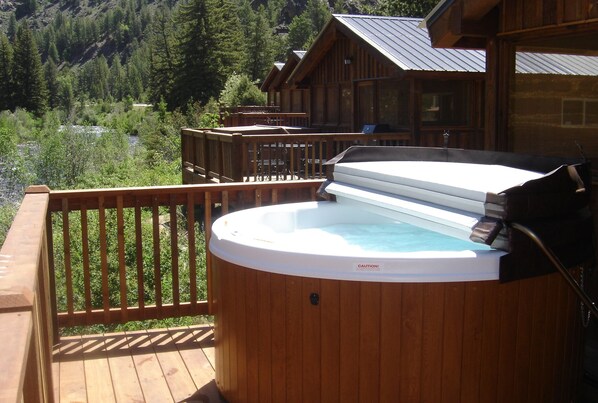 Outdoor spa tub
