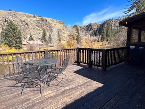 Outdoor dining - Beautiful Four Bedroom Taylor River Cabin with Private Hot Tub (Almont)