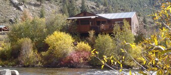 Beautiful Four Bedroom Taylor River Cabin with Private Hot Tub