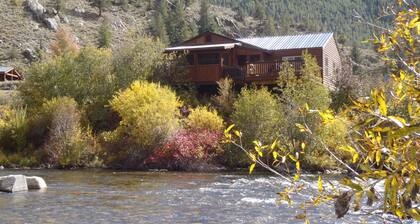 Beautiful Four Bedroom Taylor River Cabin with Private Hot Tub