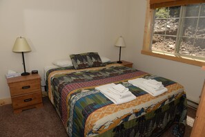2 bedrooms, Internet, bed sheets - Roomy Taylor Canyon Cabin With Private Fishing Access (Almont)