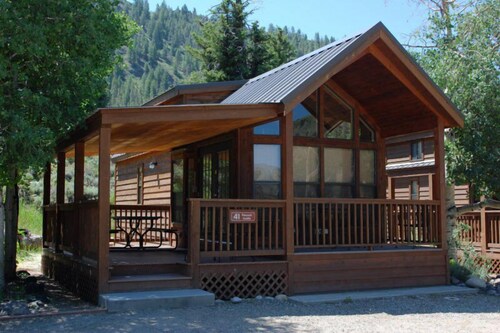 Cozy "Tiny Home" style Cabin Perfect for Couples and Families