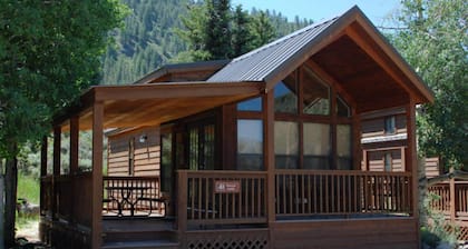 Cozy "Tiny Home" style Cabin Perfect for Couples and Families