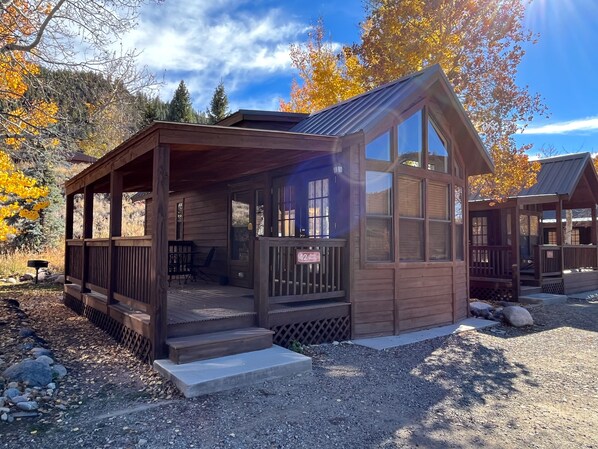 Exterior - Cozy "Tiny Home" style Cabin Perfect for Couples and Families (Almont)