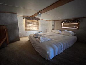 1 bedroom, Internet, bed sheets - Modern "Tiny Home" Style Cabin on Taylor River with Private Fishing Access (Almont)