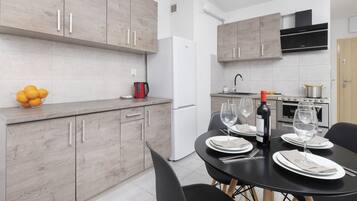 Dishwasher, cookware/dishes/utensils